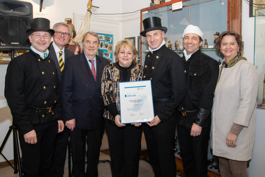 Rauchfangkehrer als immaterielles Kulturerbe: Urkundenübergabe durch UNESCO-Generalsekretärin Patrizia Jankovic mit Bundesinnungsmeister Peter Engelbrechtsmüller und Richard Schenz, WKÖ-Vizepräsident, (alle Mitte) sowie Renate Scheichelbauer-Schuster, Obfrau der Bundessparte Gewerbe und Handwerk (rechts) und Reinhard Kainz, Geschäftsführer der Bundessparte Gewerbe und Handwerk (links). Fotocredit:WKÖ, © Aussender (17.12.2019) 