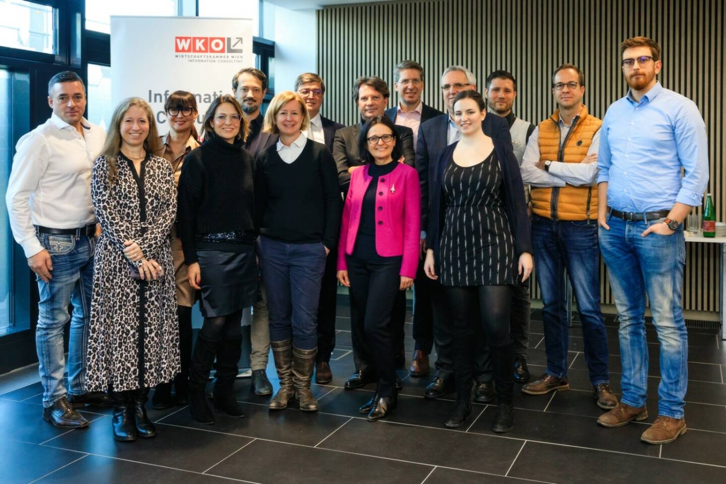 Der Verein Digital Hub Vienna lud gestern am 18.12.2019 in Kooperation mit der Sparte Information & Consulting der Wirtschaftskammer Wien zu einem ersten Arbeitsmeeting ins Haus der Wiener Wirtschaft ein. Dabei ging es um zwei Schwerpunkte: Die Schaffung eines Investitionsfreibetrages für österreichische Kommunikationsdienstleistungen & Medienschaltungen sowie die Einführung einer Kommunikationsprämie.; Birgit Kraftkinz (Obfrau Digital Hub Vienna) und Jens Hurtig (Vorstand Digital Hub Vienna) in der Mitte gemeinsam mit den Teilnehmern des ersten Arbeitsmeeting zu Investitionsfreibetrag für Kommunikation; Fotocredit: Digital Hub Vienna / Martin Hron