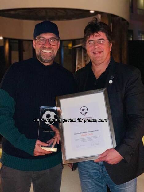 Jürgen Klopp und Roland Bischof bei offizieller Award-Übergabe im St. Regis Hotel in Doha, Qatar (Bild: Deutscher Fussball Botschafter e.V.) (21.12.2019) 