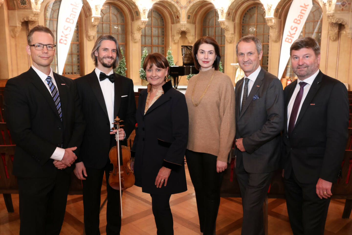 Das 30jährige Jubiläum der BKS Bank in Wien wurde stilvoll im Palais Ferstel gefeiert. V.l.n.r.: Leiter der BKS Bank-Direktion Wien-Niederösterreich-Burgenland Martin Gratzer, Violinist Johannes Fleischmann, BKS Bank-Vorstandsvorsitzende Herta Stockbauer, Pianistin Magda Amara, Leiter der BKS Bank-Direktion Wien-Niederösterreich- Burgenland Anton Seebacher und Diethmar Wölle. Credit: Katharina Schiffl