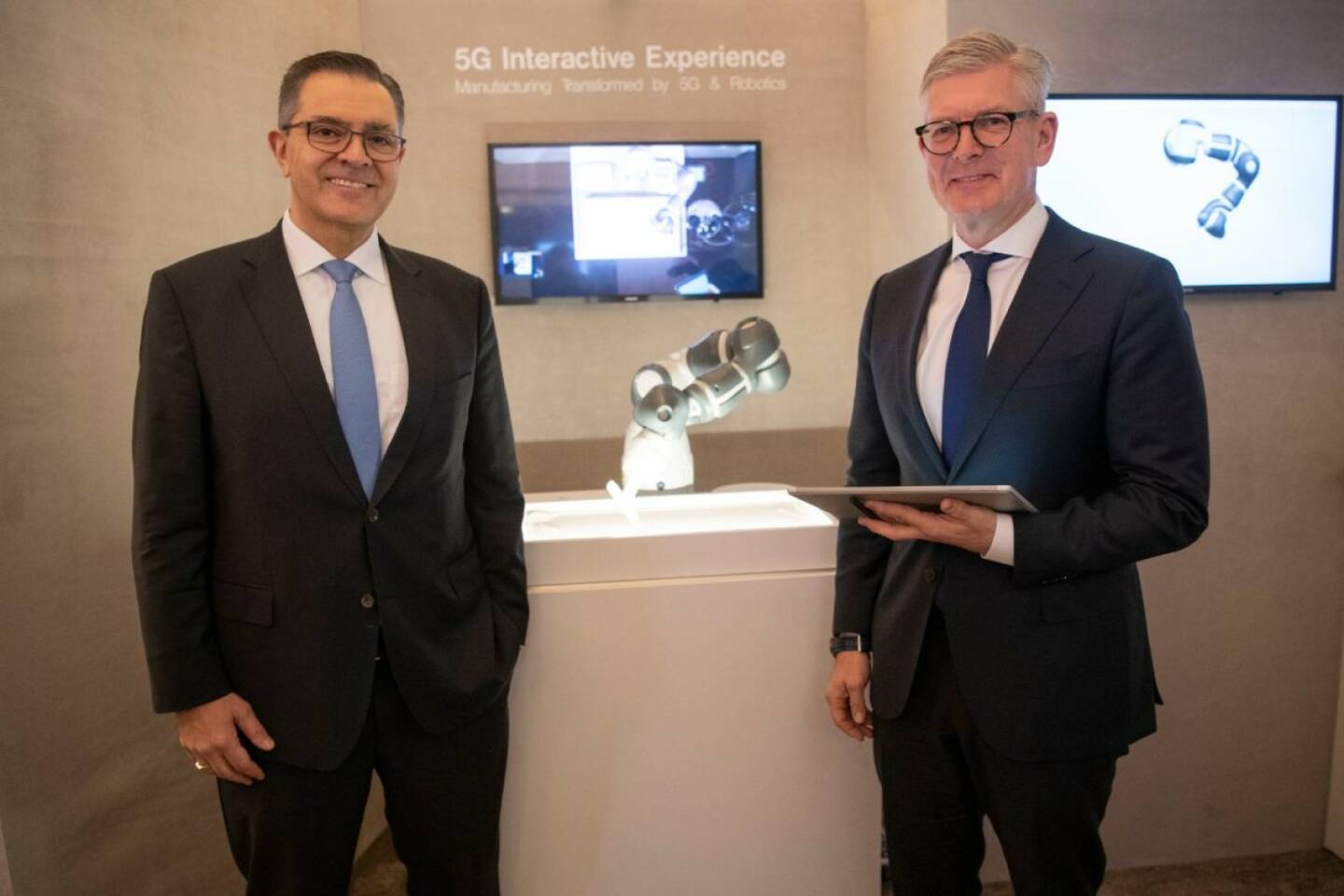 Ericsson GmbH: ABB und Ericsson stellen die Weichen für die digitale Transformation von Industrien; der Leiter des ABB-Geschäftsbereichs Robotik und Fertigungsautomation, Sami Atiya, und Ericsson CEO Börje Ekholm besuchen die 5G-Robotik-Demo beim World Economic Forum in Davos.  Credit: Ericsson