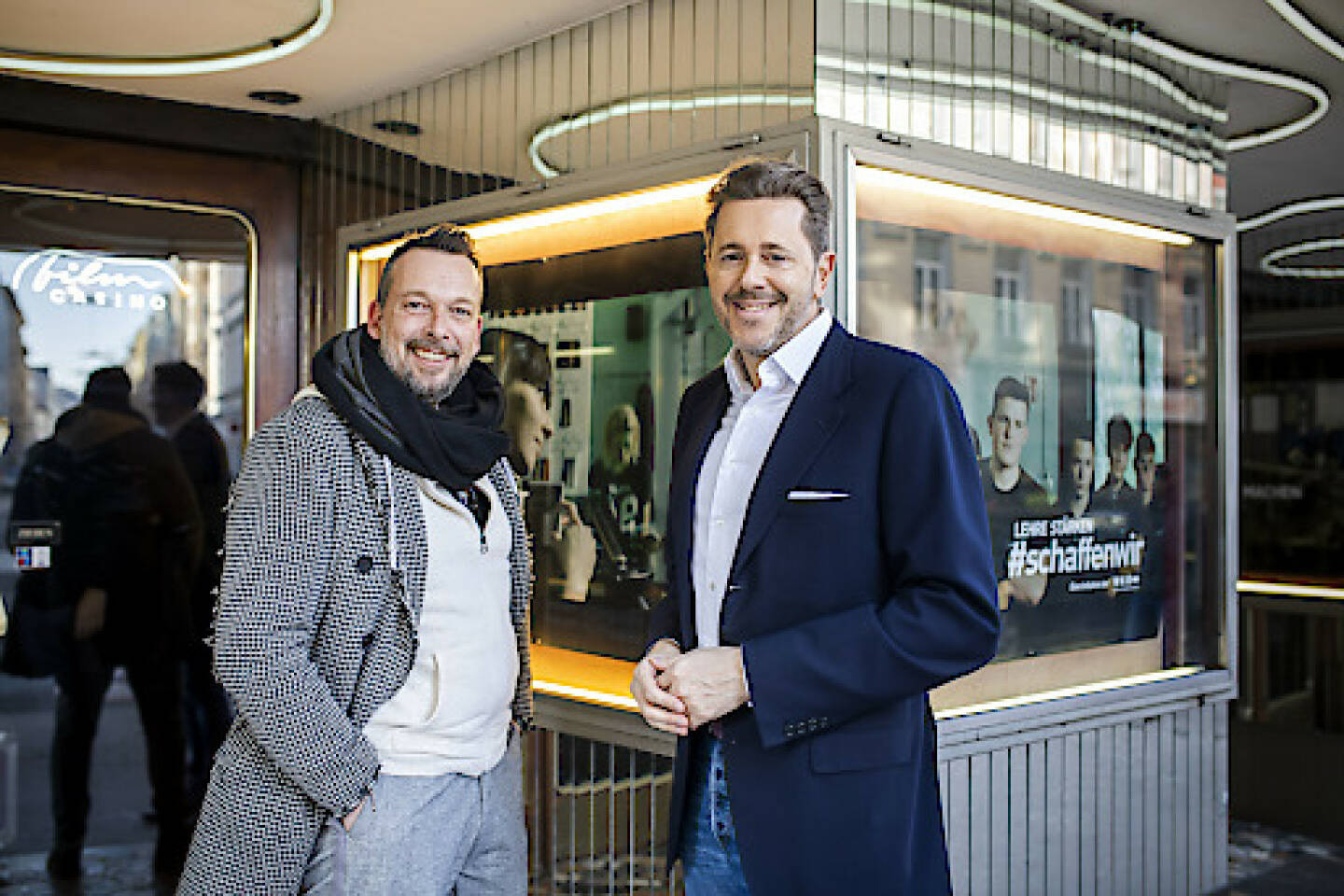 Wirtschaftskammer Österreich: WKÖ-Mahrer und Robert Kratky präsentierten neue Lehrlingsinitiative für Österreich; „Wer die Lehre stärken will, muss neue Wege gehen. Deshalb starten wir 2020 mit einer Lehrlingsinitiative, die so unkonventionell und innovativ wie Österreichs Jugend und so direkt wie Robert Kratky sein wird“, so Harald Mahrer, Präsident der Wirtschaftskammer Österreich (WKÖ) bei der Präsentation vor Journalisten und Stakeholder der Bildungsbranche. „Die Lehre ist ein wichtiges Fundament für den österreichischen Wirtschaftsstandort. Gemeinsam mit Robert Kratky wollen wir ganz Österreich vom hohen Stellenwert unserer Lehrlingsausbildung überzeugen.“ Fotocredit:WKÖ/DMC