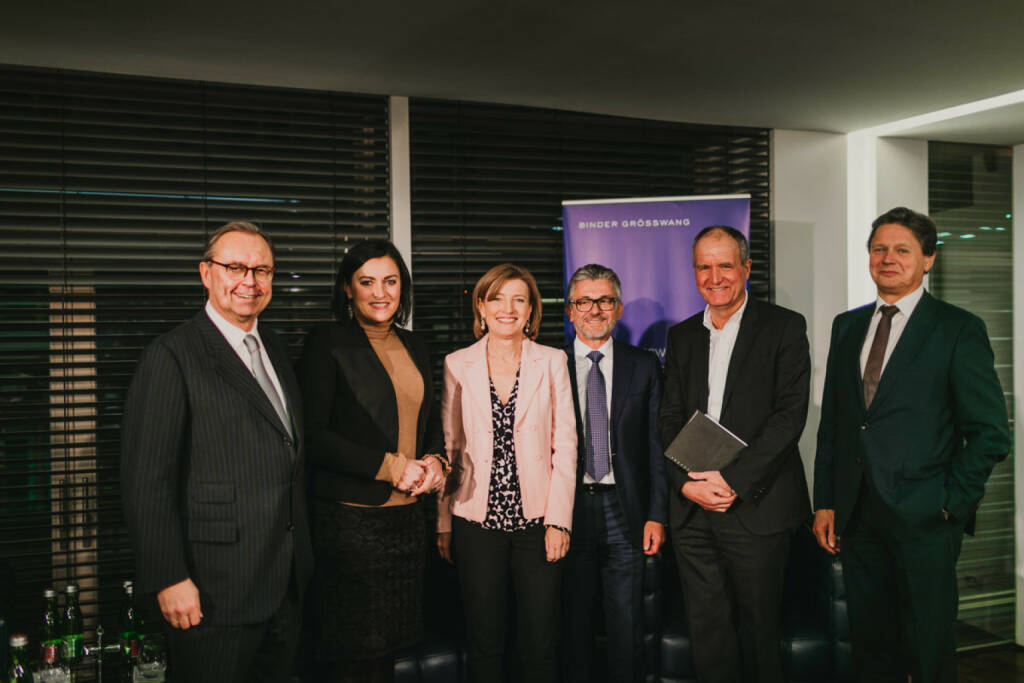 Zahlreiche Interessierte folgten der Einladung von Wirtschaftskanzlei Binder Grösswang, die zum Jahresauftakt und anlässlich des Starts der neuen Bundesregierung zur Podiumsdiskussion „Wirtschaftsstandort und Klimapolitik lud: Von links nach rechts: Managing Partner und Sprecher der Kanzlei Michael Kutschera, Bundesministerin Elisabeth Köstinger, Chefredakteurin Kurier Martina Salomon, Vorstandsvorsitzender voestalpine AG Herbert Eibensteiner, Aufsichtsratsvorsitzender der Rosenbauer AG Christian Reisinger; Fotocredit:© Adrian Almasan | Binder Grösswang (27.01.2020) 