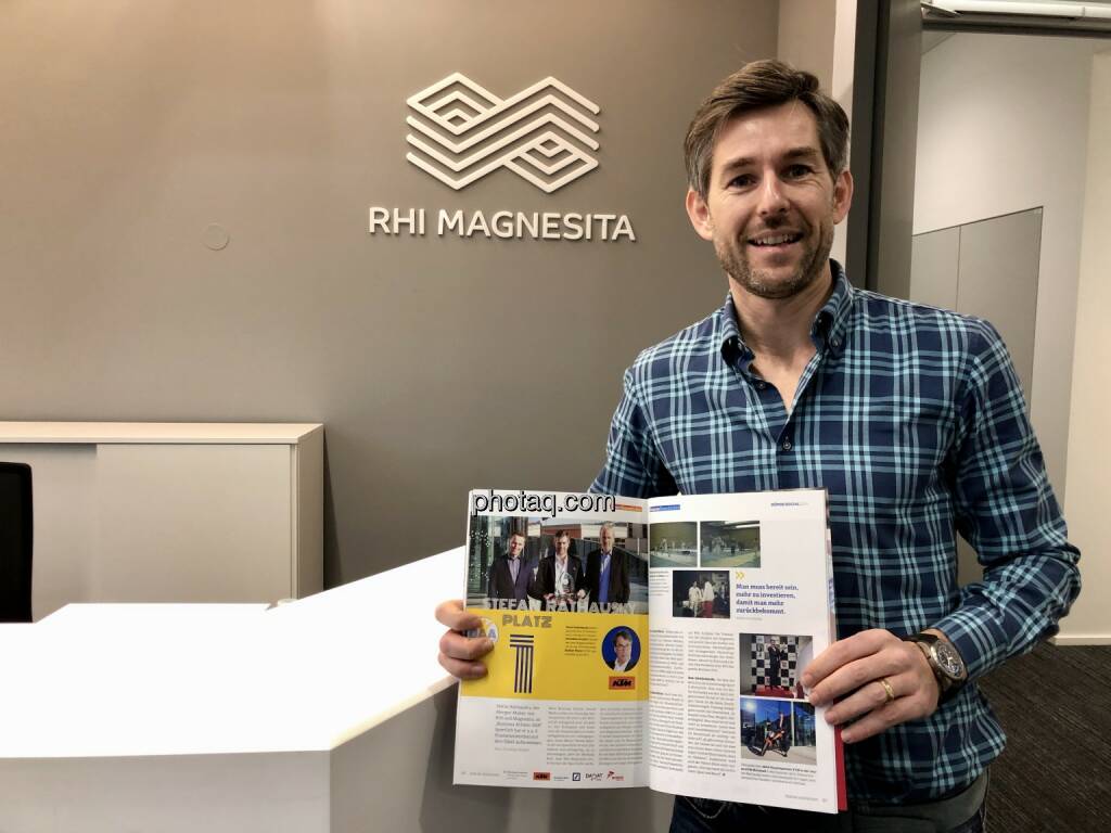 Stefan Rathausky (RHI Magnesita) mit dem Börse Social Magazine, BAA 2019, © photaq.com bzw. beigestellt (27.01.2020)