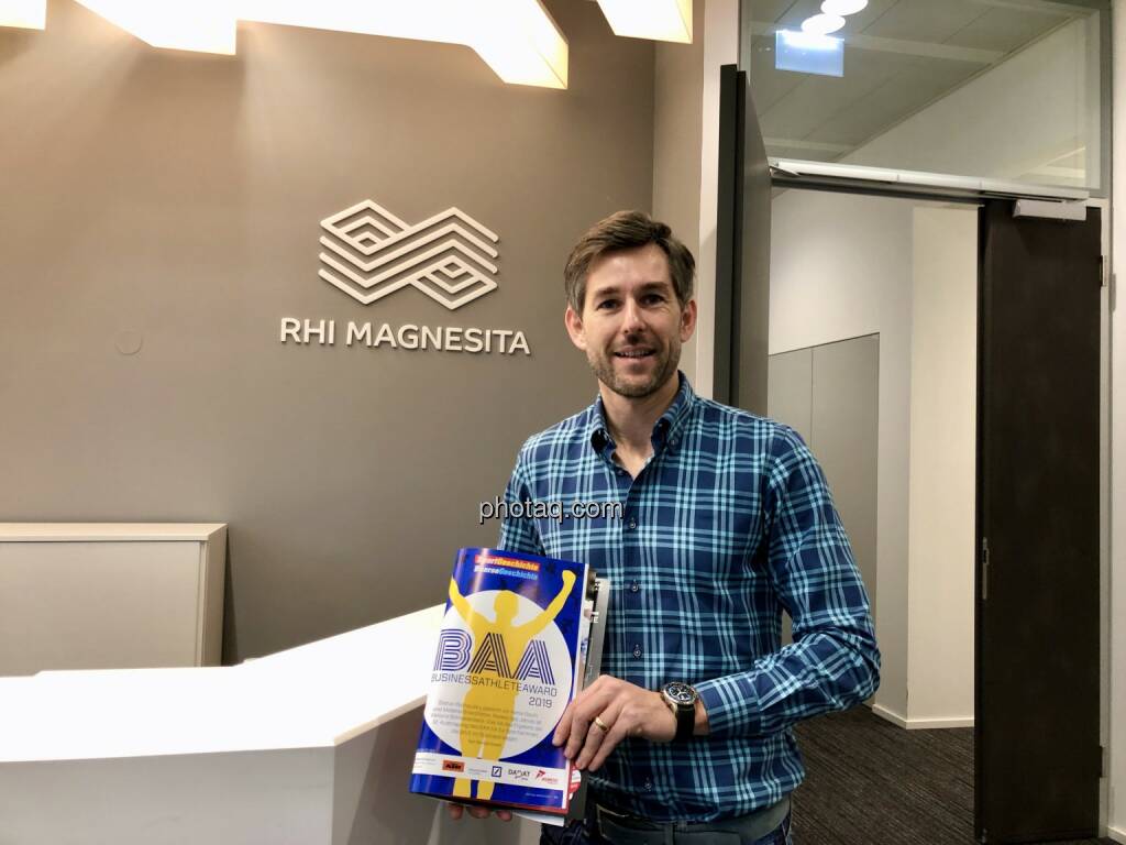 Stefan Rathausky (RHI Magnesita) mit dem Börse Social Magazine, BAA 2019, © photaq.com bzw. beigestellt (27.01.2020)