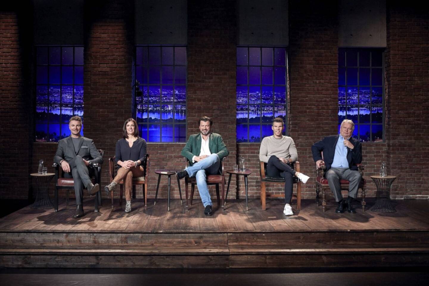 Die Puls 4 Start Up-Show 2 Minuten 2 Millionen geht in die n&auml;chste Runde. Mit insgesamt mehr als &uuml;ber 80 Start Ups startet der Sender in die neue Pitching-Saison.  Wieder mit von der Partie sind &Ouml;sterreichs bekanntester Winzer Leo Hillinger, Mediashop Gesch&auml;ftsf&uuml;hrerin Katharina Schneider, Nachhaltigkeitsexperte Martin Rohla, Runtastic-Gr&uuml;nder Florian Gschwandtner und Bau-Tycoon Hans Peter Haselsteiner. Credit: PULS 4/ Gerry Frank