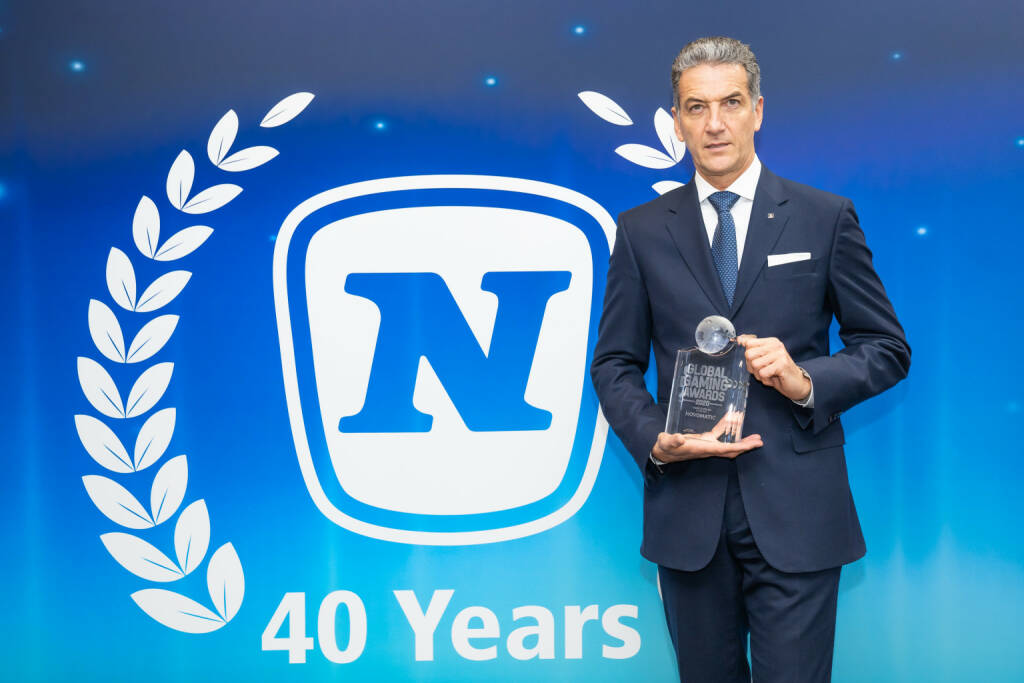 Novomatic erhielt bei den Global Gaming Awards in London das dritte Mal in Folge die international begehrte goldene Trophäe in der Kategorie „Casino Supplier of the Year“. im Bild: Harald Neumann mit “Casino Supplier of the Year”-Award, Credit: Novomatic, © Aussendung (06.02.2020) 