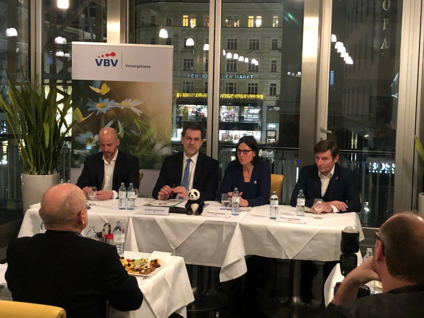 Klimaneutral bis 2040 - bei einem Abendgespräch mit ÖBB Rail Cargo-Vorstand Clemens Först), VBV-GD Andreas Zakostelsky, WWF-GF Andrea Johanides und Herbert Schlossnikl (GF Vöslauer Mineralwasser) wurde besprochen, was die Unternehmen bereits beitragen und was geschehen muss, damit noch mehr CO2 eingespart werden kann. Credit: Börse Social Magazine