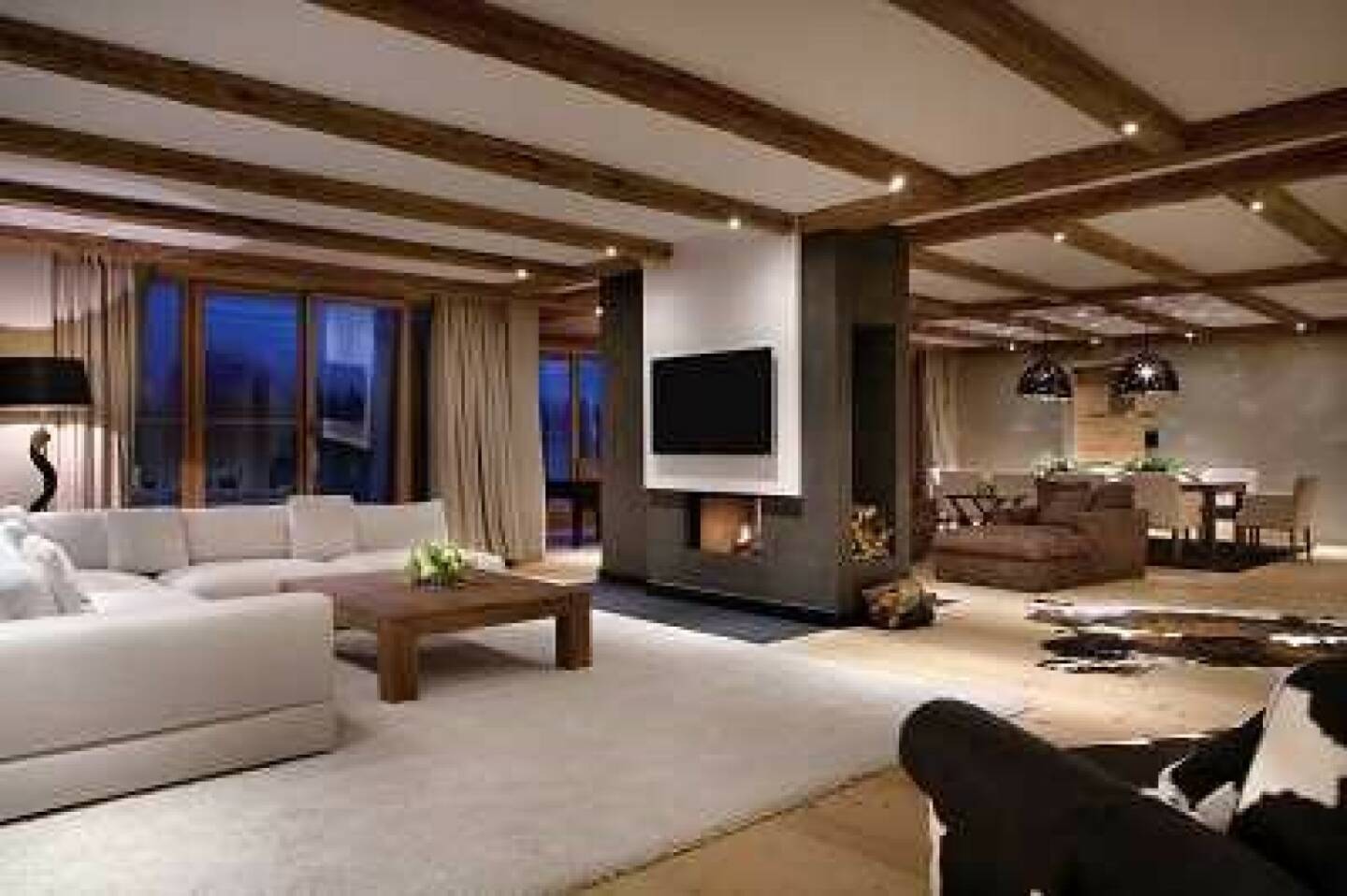 In Österreich gibt es aktuell 362 Luxushotels. In den letzten fünf Jahren ist die Anzahl der Hotels ab Vier-Sterne-Superior um knapp 14 Prozent gestiegen. Spitzenreiter ist das Bundesland Tirol mit 153 Luxushotels (+ 30 Prozent), gefolgt von Salzburg (72, + 4 Prozent), Vorarlberg (39, + 5 Prozent) und Kärnten (27, + 8 Prozent). Mit jeweils zehn gibt es die wenigsten Luxushotels im Burgenland und in Niederösterreich. Der Anteil der Spitzenhotels an der Gesamthotellerie hat sich in den letzten fünf Jahren von 2,5 auf 3,1 Prozent erhöht. Die größte Suite Österreichs befindet sich im Kempinski Hotel Das Tirol in Jochberg. Die Penthouse Suite hat 520 m² Wohnfläche und drei Terrassen ; Credit: Kempinski Hotel Das Tirol