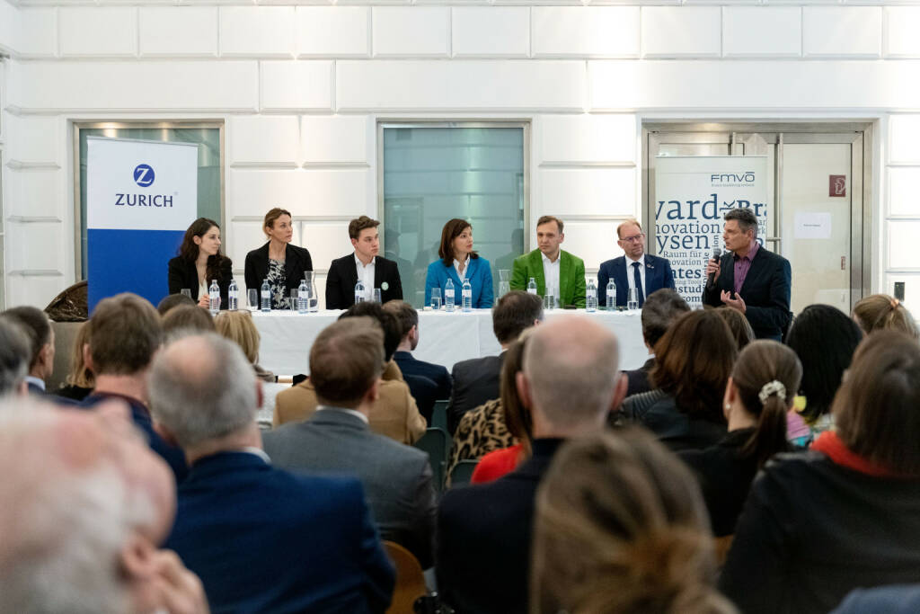 Beim Financial Forum des Finanz-Marketing Verband Österreich (FMVÖ) gingen Vertreter von NGOs und Finanzunternehmen der Frage nach, ob Nachhaltigkeit und soziale Verantwortung in der Finanzbranche ein echtes Differenzierungsmerkmal oder nur einen grünen Anstrich darstellen. im Bild: Lisa Simon (Teamleitung Klimaschutz & Finanzmarkt, WWF), Monika Bäumel (Leitung Kommunikation, Volksbank Wien AG), Laurenz Faber (Komiteemitglied Fridays for Future), Andrea Stürmer (CEO, Zürich Versicherungs-AG), Fritz Fessler (Vorstand, Genossenschaft für Gemeinwohl), Peter Eitzenberger (CSR-Beauftragter, Leiter Vertrieb/Kundenservice & Kundenkommunikation, VBV-Vorsorgekasse AG), Werner Schediwy (FMVÖ-Vorstand)  © FMVÖ/Christoph Kerschbaum  (25.02.2020) 