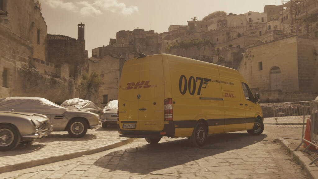 Seit dem Film Casino Royale (2006) sind die Logistikexperten von DHL zuständig für Transport- und Logistiklösungen rund um die Dreharbeiten der 007-Reihe. Für Keine Zeit zu sterben – ab 2. April 2020 weltweit in den Kinos – hat DHL alles pünktlich zu den jeweiligen Drehorten per Luft- und Seefracht sowie LKW transportiert. © 2020 Danjaq, LLC and Metro-Goldwyn-Mayer Studios Inc. NO TIME TO DIE, and related James Bond Indicia © 1962-2020 Danjaq, LLC and Metro-Goldwyn-Mayer Studios Inc. NO TIME TO DIE, and related James Bond Trademarks are trademarks of Danjaq, LLC. All Rights Reserved., © Aussender (26.02.2020) 