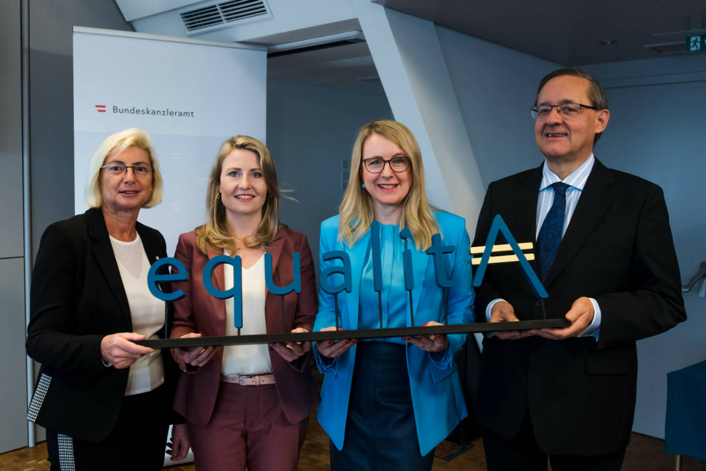 Bundesministerium für Digitalisierung und Wirtschaftsstandort: Schramböck/Raab: „equalitA“ - Equal Pay - Gütesiegel zeichnet vorbildliche Unternehmen aus, v.l.n.r.: Elisabeth Stadler, CEO der Vienna Insurance Group; Susanne Raab, Bundesministerin für Frauen und Integration; Margarete Schramböck, Bundesministerin für Digitalisierung und Wirtschaftsstandort; Günther Ofner, Vorstand der Flughafen Wien AG, Fotocredit:BMDW/Hartberger