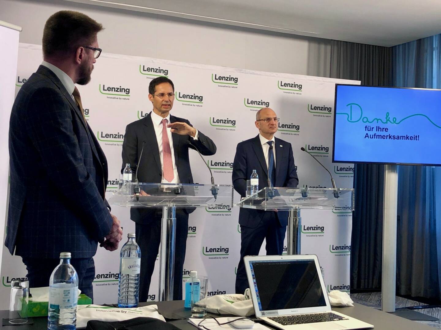 Lenzing Bilanz-PK: CEO Stefan Doboczky, CFO Thomas Obendrauf, im Vordergrund: Filip Miermanns (Communications & IR)
