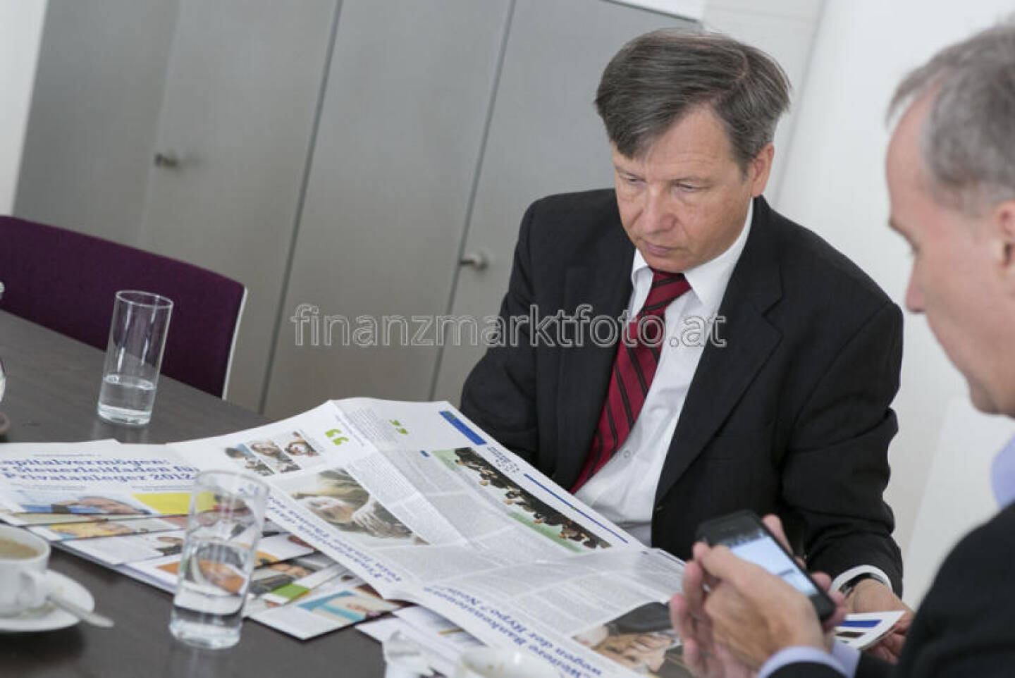 Heinrich Traumüller, BMF, mit den Fachheften, mehr unter http://finanzmarktfoto.at/page/index/546