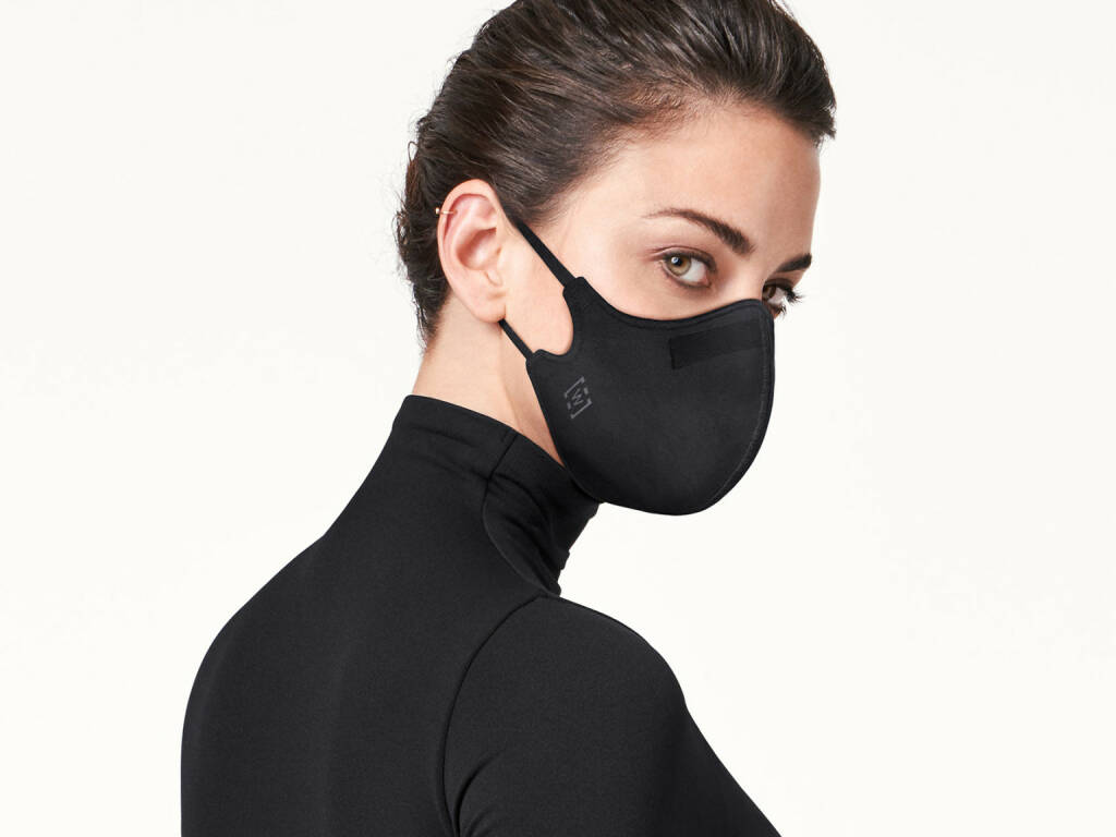 Wolford erstellt Schutzmasken: Doppellagiges, hochwertiges, atmungsaktives Material ermöglicht ungehindertes Atmen beim Tragen. Die absolut wasserabweisende Verarbeitung sorgt für eine perfekte Abdeckung mit optimaler Passform Dank feinster Nähtechnik. Hochelastische, extradünne Bänder sorgen dafür, dass die Maske einwandfrei sitzt. Vor dem Verpacken wird die Maske mit UV-Licht behandelt, um Bakterien, Viren und Keime abzutöten. Bei 60°C waschen, Credit: Wolford, © Aussender (30.03.2020) 