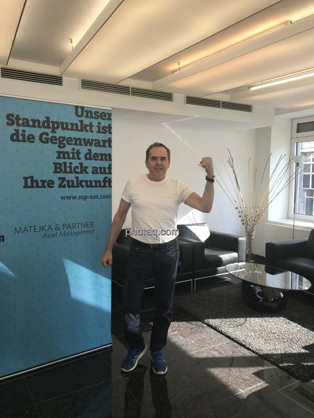 Wolfgang Matejka, vorher (Matejka & Partner Asset Management), Anm: Eine fast perfekte Vorlage, weisses Shirt mit viel Platz für Choose Optimism