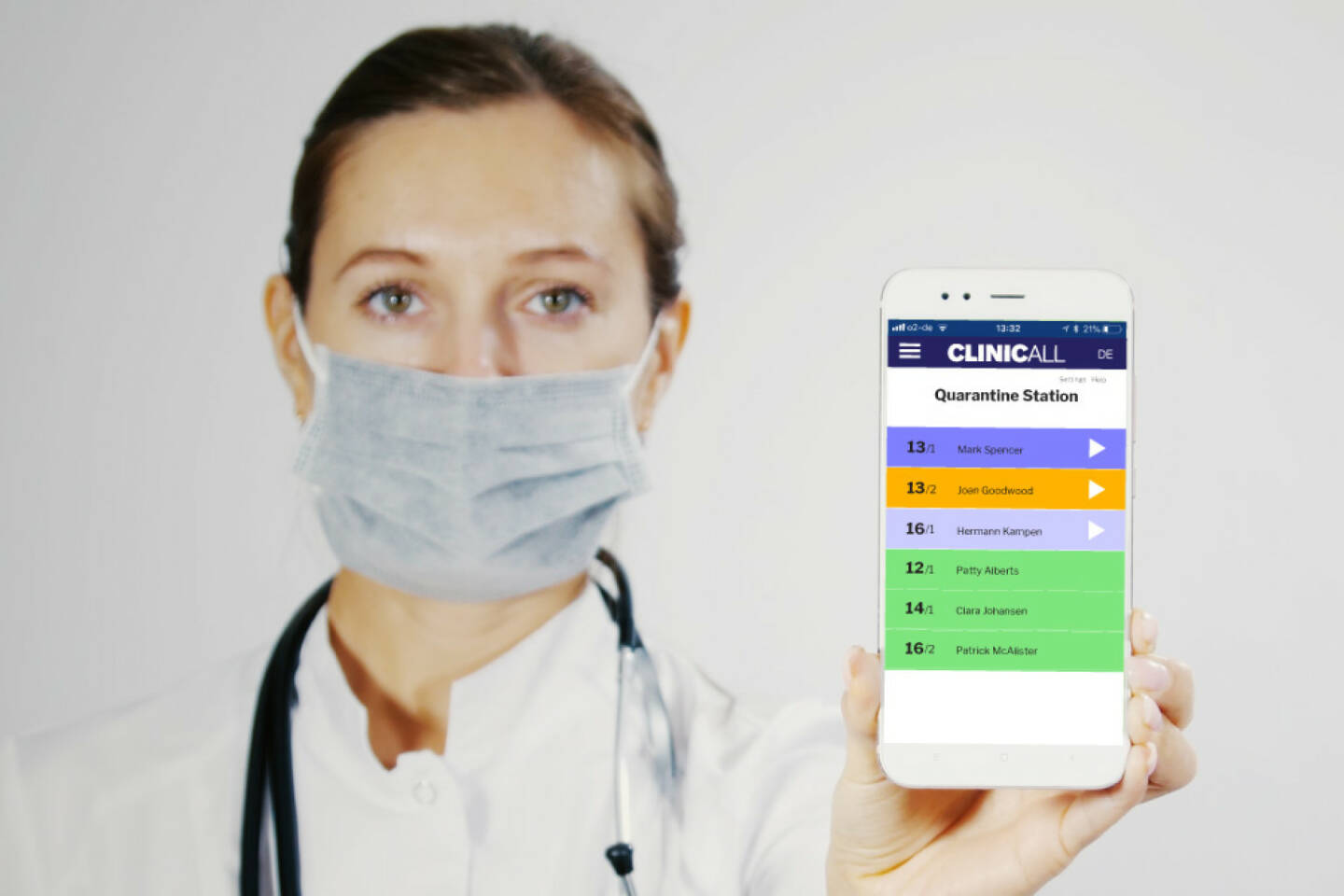 Neue ClinicAll Communicator App unterstützt das Pflegepersonal gegen Corona; die App ermöglicht es den Patienten, direkt vom Smartphone Nachrichten an ihre Schwestern und Betreuer zu schicken. Fotocredit: ClinicAll