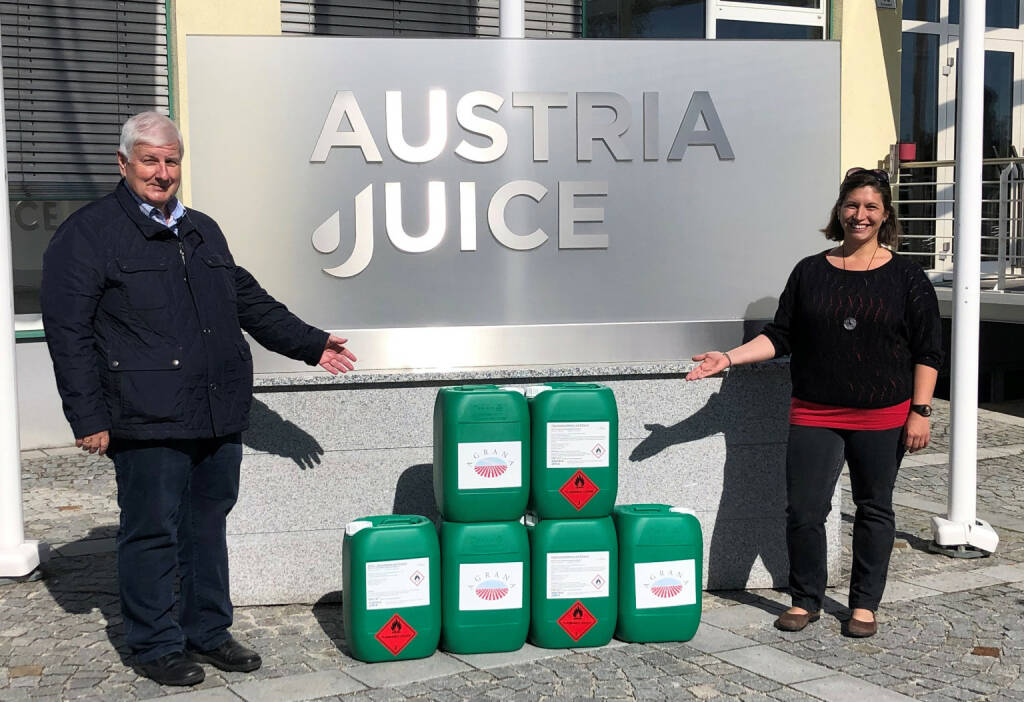 Agrana startete Desinfektionsmittelherstellung: Desinfektionsmittel für die Lebenshilfe NÖ, im Bild Austria Juice Kröllendorf Werksleiter Karl Govednik und Elisabeth Kickinger von der Lebenshilfe NÖ (fotocredit: AGRANA), © Aussender (16.04.2020) 