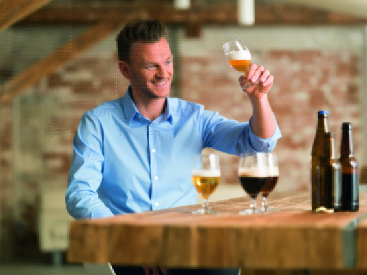 Brau Union Österreich AG: Mehr als jeder zweite Österreicher (59 %) trinkt regelmäßig Bier und das zumeist in Gesellschaft, beim Treffen mit Freunden, am Stammtisch oder beim Frühschoppen. Dies ist derzeit leider nicht möglich. In der Zwischenzeit bieten sich aber Alternativen wie Online-Chats mit der Freundesrunde an. Gemeinsam neue Biere verkosten geht auch online, Fotocredit:Brau Union Österreich