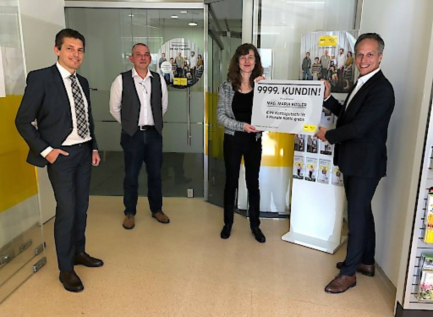 Post: Die 9.999. Kundin der bank99: Maria Koller in der Postfiliale im steirischen Feldbach, Credit: Post