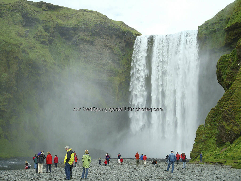 Seljalandsfoss, Wasserfall mit Touristen - Island, © Gabriele Hartweger (15.07.2013) 