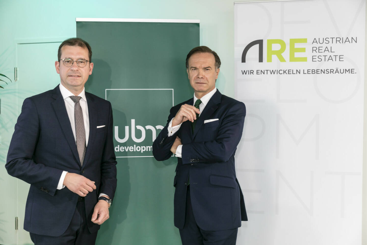 Die UBM Development und die Austrian Real Estate GmbH (ARE) besiegeln eine strategische Partnerschaft. UBM beteiligt sich an „Eurogate“, einem der größten Stadtentwicklungsprojekte im Herzen Wiens. Gleichzeitig übernimmt die ARE Anteile an einem UBM-Großprojekt in München und diversifiziert nach Deutschland. Hans-Peter Weiss (CEO ARE) und Thomas G. Winkler (CEO UBM), © Mirjam Reither​