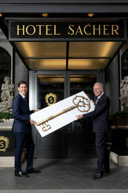 Nach 32 Jahren im Dienste von Schokolade und Spitzenhotellerie, hat Sacher Hoteldirektor Reiner Heilmann den symbolischen Hotelschlüssel an seinen Nachfolger Andreas Keese übergeben;  im Bild: Andreas Keese und Reiner Heilmann, Fotocredit: Hotel Sacher (12.05.2020) 