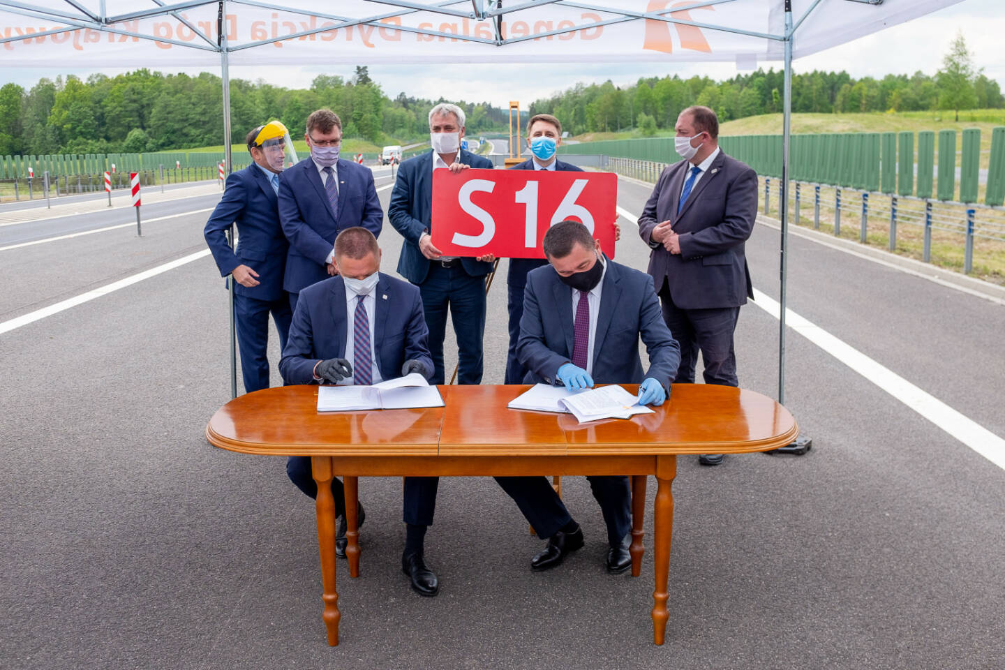 PORR erhält Zuschlag für weiteres Infrastrukturprojekt in Polen: Von links nach rechts, obere Reihe: Dariusz Rudnik (Regionalparlamentsabgeordneter der Wojewodschaft), Artur Chojecki (Woiwode von Ermland und Masuren), Jerzy Szmit (ehem. Stellvertretender Minister für Infrastruktur), Paweł Czemiel (Berater des Ministers für Infrastruktur), Wojciech Kossakowski (Abgeordneter des Sejm [Polnisches Parlament]), untere Reihe: Mirosław Nicewicz (Direktor der GDDKiA Niederlassung für Ermland und Masuren), Piotr Kledzik (Vorstandsvorsitzender der Porr S.A.); Credit: Porr