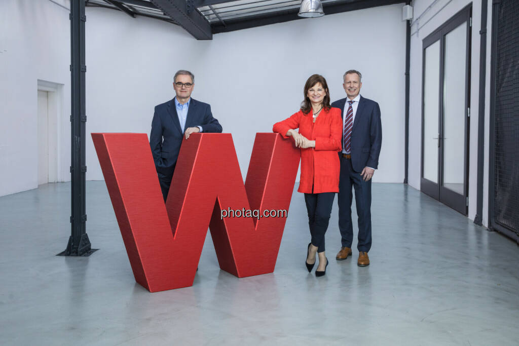 Wüstenrot Versicherungs AG: Nach einem erfolgreichen vergangenen Jahr bringt 2020 noch nie dagewesene Herausforderungen, „Als Wüstenrot Gruppe sind wir sehr zuversichtlich, die wirtschaftlichen Verwerfungen der Corona Pandemie bewältigen zu können. Dass wir das können, haben wir in den letzten 95 Jahren immer wieder bewiesen. Auch haben wir die letzten Jahre seit der Finanzkrise 2008 optimal genutzt und unser Unternehmen in jeder Hinsicht auf sehr solide Beine gestellt“, sagte Susanne Riess. im Bild von links nach rechts: Andreas Grünbichler, Susanne Riess, Gerald Hasler; Fotocredit: Wüstenrot, © Aussender (09.06.2020)