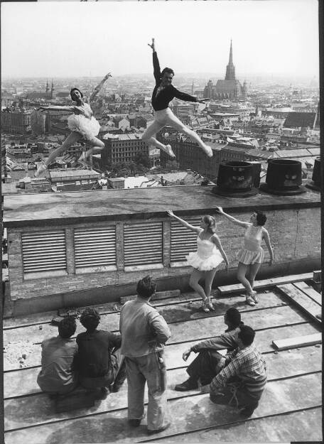 Österreichs erstes Bürohochhaus wurde am 14. Juni 1955 feierlich eröffnet und ist heute Sitz der größten heimischen Versicherungsgruppe. Eine unvergessene Gleichenfeier am 19. Juli 1954: Hoch hinaus tanzte das Staatsopernballett auf dem noch unfertigen Dach des Ringturms. Credit: Henisch Wiener Presse-Fotos, © Aussender (12.06.2020) 