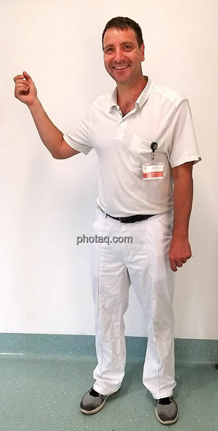 Dominik Meraner, vorher (https://www.orthopädie-meraner.wien ) - Anm.: Weißes Arztgewand natürlich bestmögliche Vorlage für die Montage des Logos, sehr fein