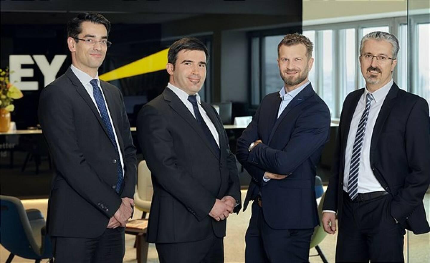 Gefahr von Datendiebstahl in österreichischen Unternehmen steigt weiter – vier von zehn Verantwortlichen rechnen mit Verschärfung: v.l.n.r.: Thomas Breuss, Rechtsanwalt bei EY Law Österreich; Gottfried Tonweber, Leiter Cybersecurity und Data Privacy bei EY Österreich; Benjamin Weissmann, Leiter Cyberforensik bei EY Österreich; Drazen Lukac, Leiter Risk IT und Cybersecurity bei EY Österreich; Copyright: EY