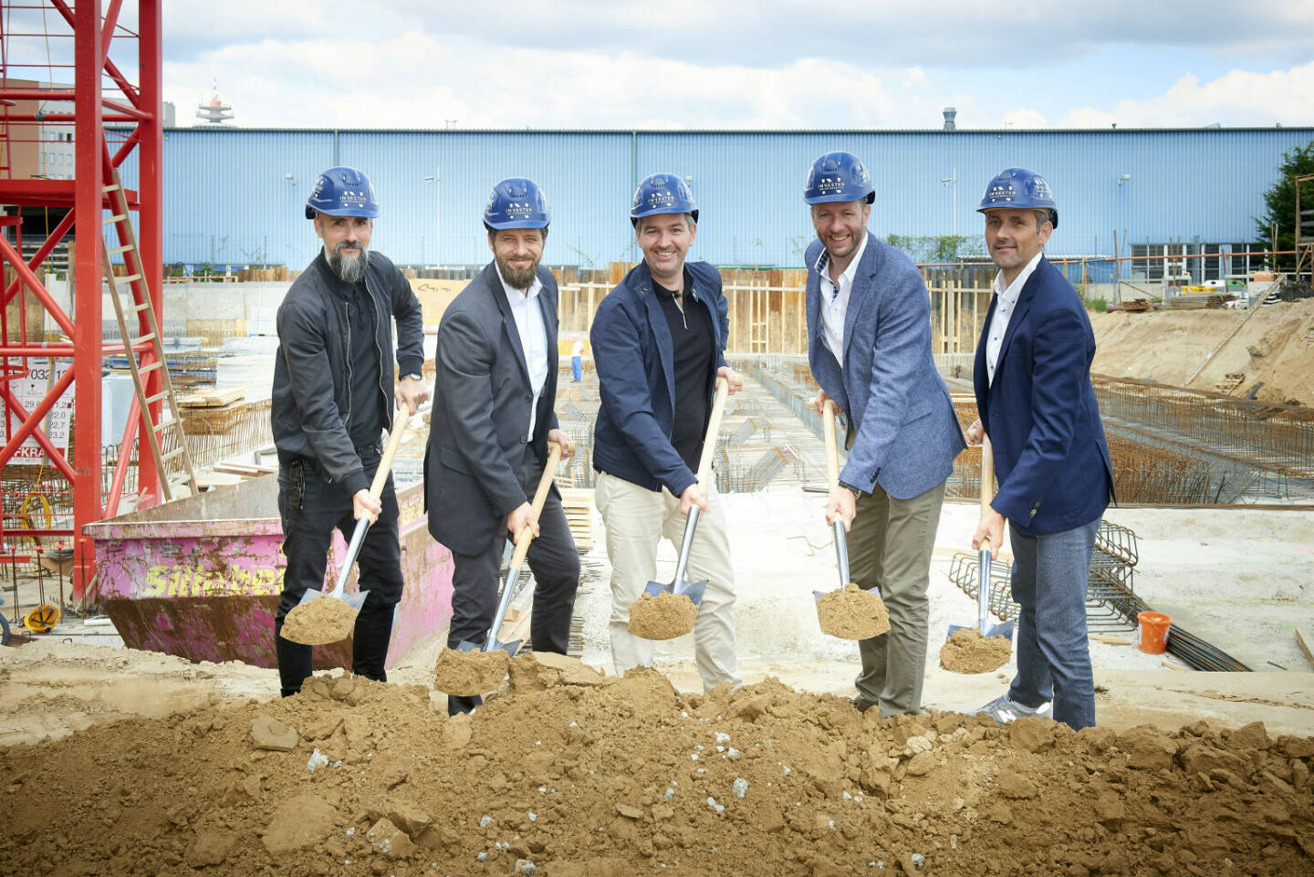 Auf dem Grundstück in der Leberstraße 62 fand heute der Spatenstich für das neue Wohnprojekt statt. Für die Projektentwicklung zeichnet Consulting Company Immobilien verantwortlich. Das gesamte Asset Management, als auch die Verwertung wird von INVESTER United Benefits übernommen. Realisiert wird das Projekt vom Generalunternehmer HAZET. v.l.n.r. Michael Koecher (roh Architekten), Markus Handler (Hypo-Bank Burgenland), Michael Klement (INVESTER), Florian Kammerstätter (Consulting Company), Roland Hinterreiter (Consulting Company); Credit: Sabine Klimpt