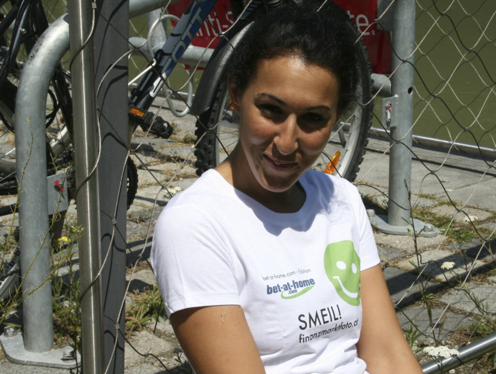 Fahrrad Smeil! Suzan Aytekin, mehr unter http://finanzmarktfoto.at/page/index/582 (Shirt in der bet-at-home.com-Edition) (19.07.2013) 