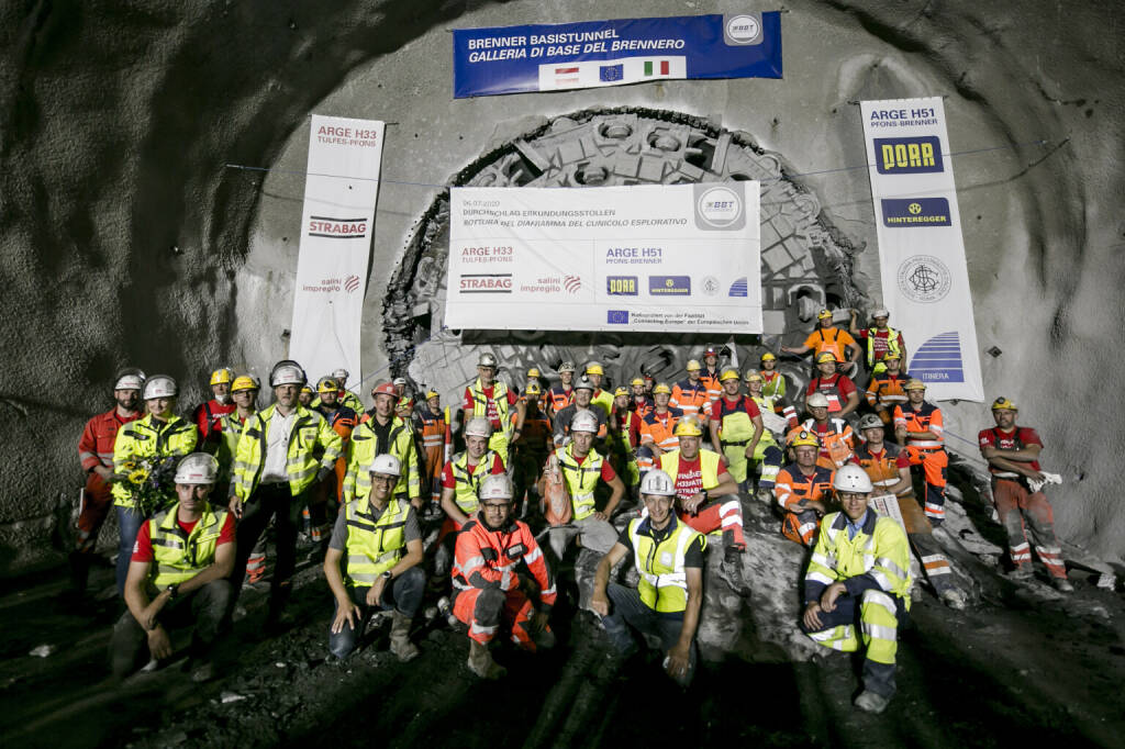 Galleria di base del Brennero Brenner Basistunnel BBT SE: Brenner Basistunnel: Durchschlag des Erkundungsstollens geglückt, Strabag-CEO Thomas Birtel: „Der Brenner Basistunnel ist in vielerlei Hinsicht ein außergewöhnliches Projekt: Wir haben dort nicht nur den Vortriebsweltrekord mit 61,04 Metern in 24 Stunden geschafft, sondern auch mit gleislosen, selbststeuernden Zügen neueste Technologien eingesetzt. Porr-COO Thomas Stiegler: „Die Fertigstellung der Arbeiten im nördlichen Erkundungsstollen und an der Demontagekaverne bedeuten einen besonderen Meilenstein.“  Fotocredit:BBT-SE/STRABAG/Jan Hetfleisch, © Aussender (07.07.2020) 