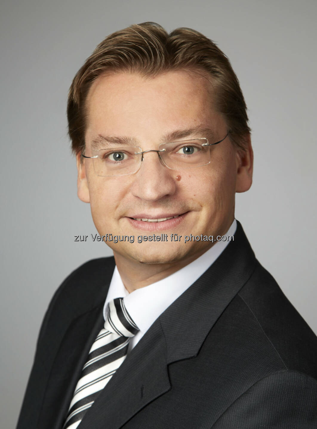 Das internationale Immobilienberatungsunternehmen Savills gibt bekannt, dass Michael Wanner (38) am 22. Juli 2013 die neugeschaffene Position des CFO für Savills Deutschland angetreten hat. Wanner verfügt über langjährige Erfahrung im Dienstleistungs- und Immobilienbereich und war zuletzt als Vice President für den Bereich Finance, Accounting und Controlling der GAZIT Germany Beteiligungs GmbH & Co. KG verantwortlich. Zuvor war Wanner u. a. für die Groß & Partner Grundstücksentwicklungsgesellschaft mbH sowie die Archon Group Deutschland GmbH erfolgreich tätig und bringt somit umfangreiche Kenntnisse für die neue Funktion des CFO ein (c) Aussendung