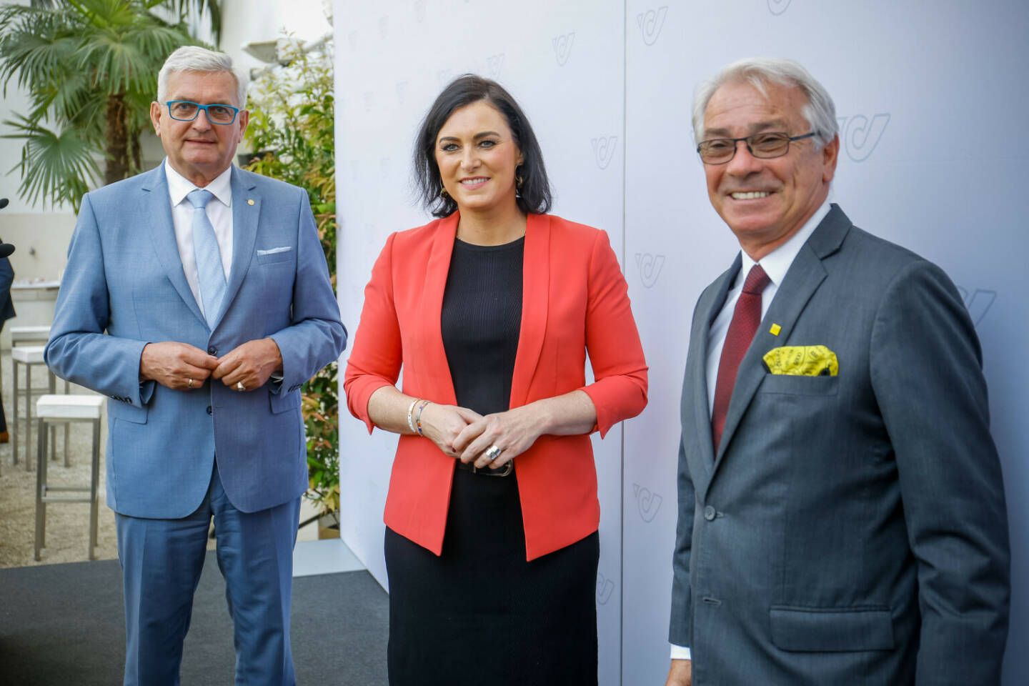 Österreichische Post AG: 17 Partner schnüren Paket zum Ausbau der Infrastrukturangebote im ländlichen Raum, Bild (v.l.n.r.): Alfred Riedl, Bürgermeister von Grafenwörth und Präsident des Österreichischen Gemeindebundes, Bundesministerin Elisabeth Köstinger, Post-Generaldirektor Georg Pölzl; Credit: Österreichische Post