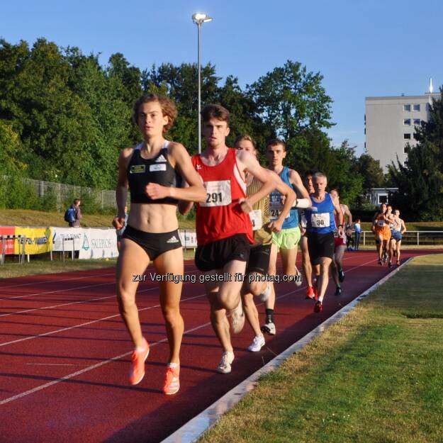 Alina Reh an der Spitze des 5000-m-Feldes in Regensburg (27.07.2020) 