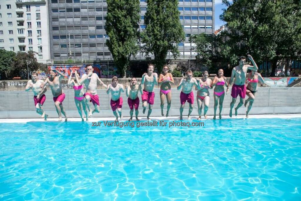 Bild 2: Neos Happening in der Luft zwischen Beckenrand und Wasser, © Neos (23.07.2013) 