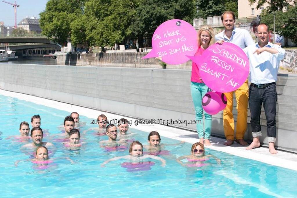 Bild 3: Jung Neos im Wasser, trocken Claudia Gamon, Niki Scherak und Matthias Strotz, © Neos (23.07.2013) 