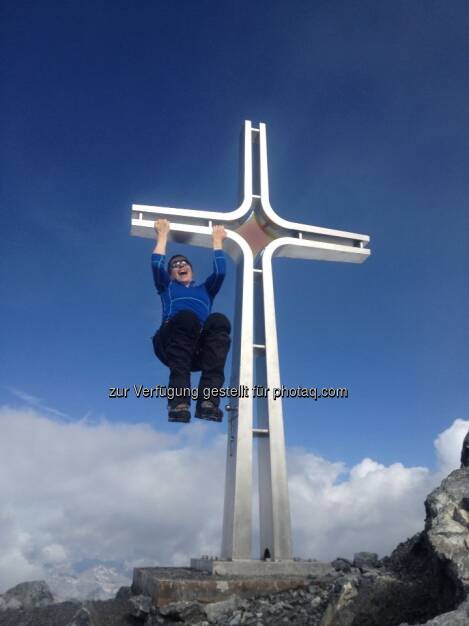 Berg: Henrike Brandstötter, Rosam Change Communications, scherzt mit dem Gipfelkreuz des Ortler
, © teilweise www.shutterstock.com (25.07.2013) 