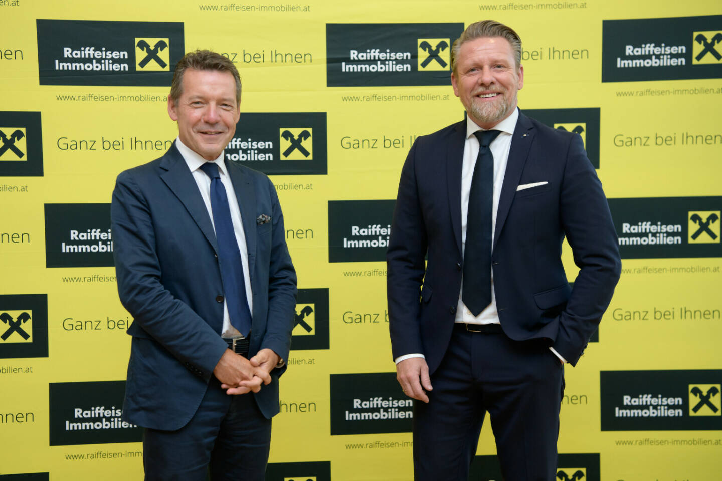 Raiffeisen Immobilien Österreich: Die Corona-Krise mit Home-Office und Home-Schooling drückt zwar bei den Bewohnern kleinerer Immobilien und Städtern merklich auf die Wohnzufriedenheit. Generell allerdings sind die Österreicherinnen und Österreicher mit ihrer Wohnsituation äußerst zufrieden. Das zeigt eine aktuelle Umfrage von Raiffeisen Immobilien, Österreichs größtem Makler-Verbund Nikolaus Lallitsch, Geschäftsführer Raiffeisen Immobilien Steiermark und Sprecher Raiffeisen Immobilien Österreich und Peter Weinberger, Geschäftsführer Raiffeisen Immobilien NÖ, Wien & Burgenland und Sprecher Raiffeisen Immobilien Österreich. Fotocredit:Raiffeisen Immobilien/APA-Fotoservice/Hörmandinger