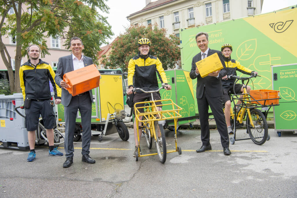 Österreichische Post AG: Grün, grüner, Graz - Zustellung durch Lastenräder in der Murmetropole, Post pilotiert nachhaltige Citylogistik in der steirischen Landeshauptstadt - ab 2021 CO2-freie Zustellung im ganzen Grazer Stadtgebiet; Peter Umundum , Vorstand Paket & Logistik der Österreichischen Post(2.v.l.), und Siegfried Nagl, Bürgermeister der Stadt Graz (2.v.r.) mit Zustellern der Post, © Aussender (24.08.2020) 