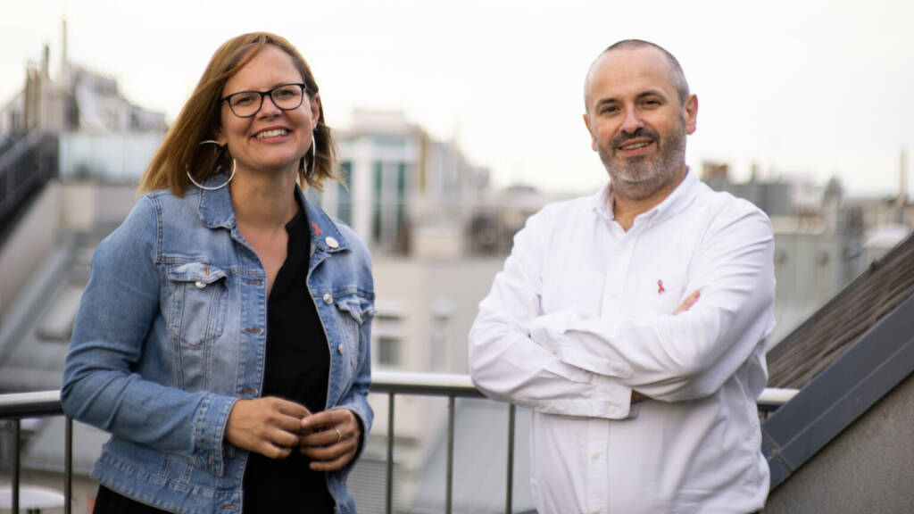 Andrea Brunner wurde mit 1.9.2020 zur neuen Geschäftsführerin der Aids Hilfe Wien bestellt. Obmann Stefan Dobias gratuliert sehr herzlich. Fotocredit: Aids Hilfe Wien/Gabrielli (01.09.2020) 