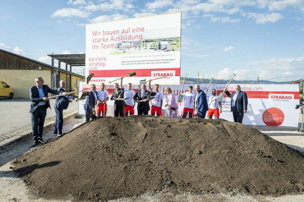 Spatenstich für das neue Strabag-Ausbildungszentrum in Ybbs an der Donau mit Strabag-Aufsichtsratsvorsitzendem Alfred Gusenbauer, Bürgermeister Alois Schroll, Strabag-Vorstandsvorsitzendem Thomas Birtel, Strabag-Unternehmensbereichsleiter Reinhard Kerschner sowie Gerd Egger und Roland Zink, die das Ausbildungszentrum leiten werden (v.r.n.l.), Bildnachweis: Strabag, © Aussender (04.09.2020) 