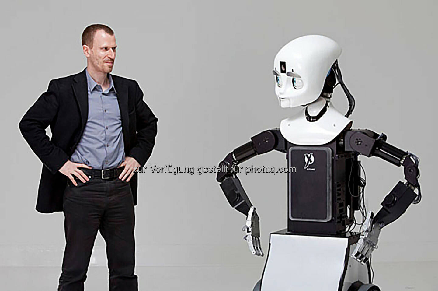 AIT Austrian Institute of Technology GmbH:atthias Scheutz, neuer Principal Scientist am AIT Austrian Institute of Technology, beschäftigt sich mit der Teamarbeit von Mensch und Maschine. Wie autonome Roboter mit dem Menschen koopieren, im Bild: RMatthias Scheutz mit Roboter Cindy -  (Kelvin Ma/Tufts University)
