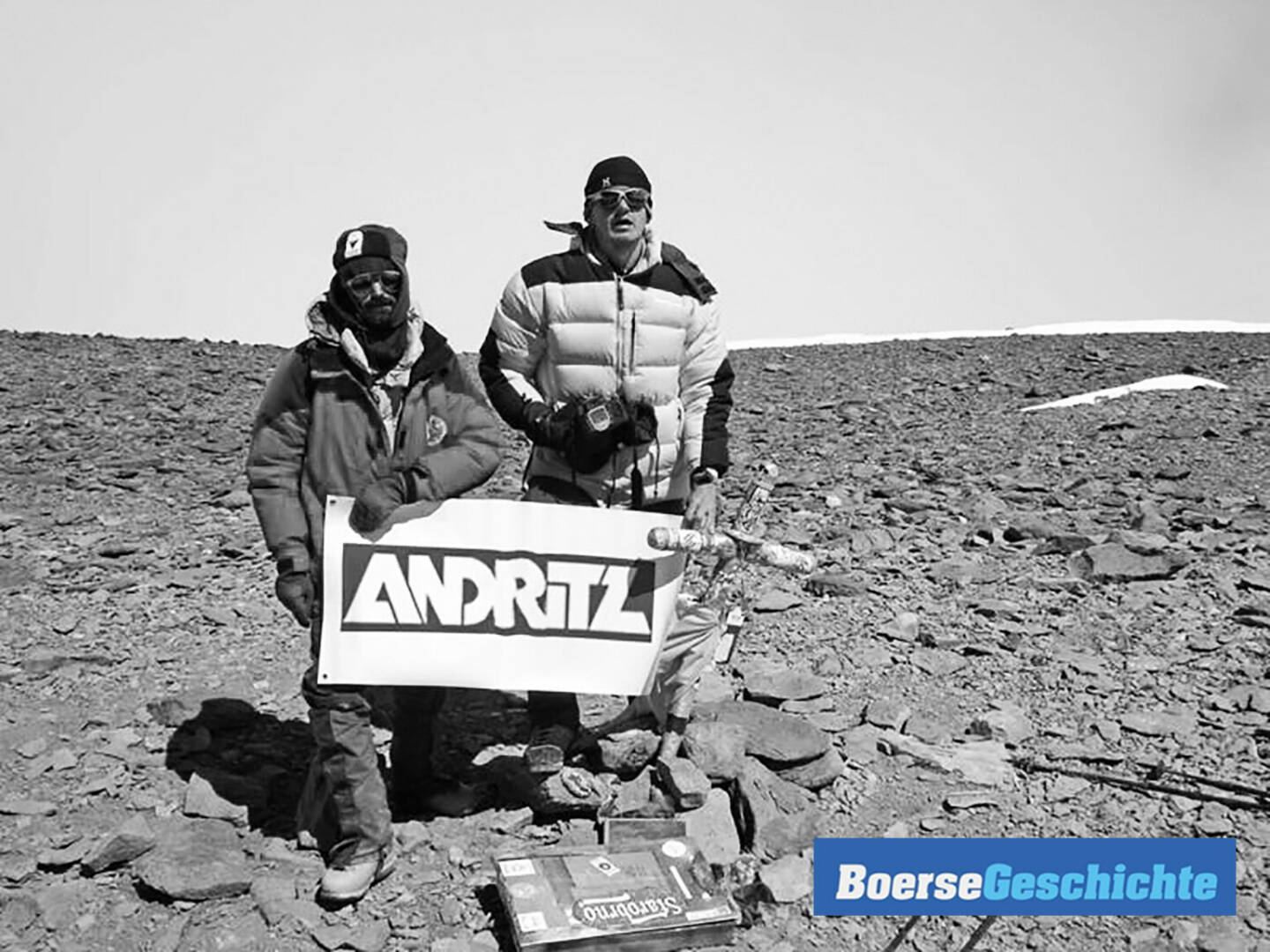 #Börsegeschichte 2006: Michael Buchbauer, IR-Chef von Andritz, auf dem wohl höchsten Ort der Welt, auf dem jemals ein Banner eines ATX-Unternehmens platziert wurde: Dem Aconcagua, einer der Seven Summits und zugleich mit 6962 Metern der höchste Berg Nord- und Südamerikas in der Grenzzone zwischen Chile und Argentinien.