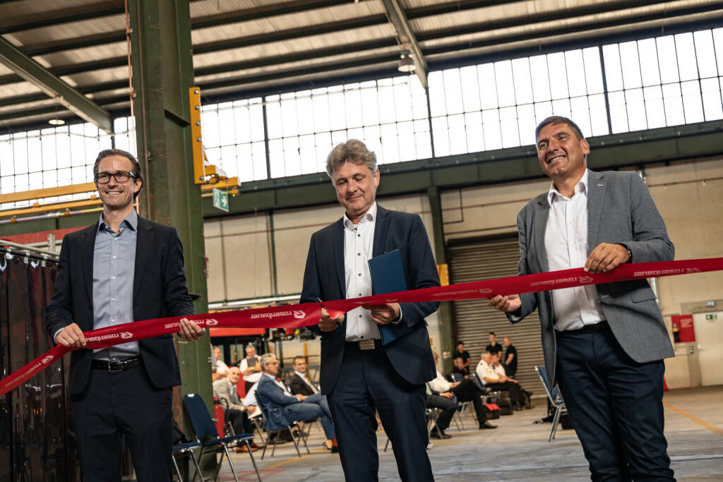 Rosenbauer hat im Beisein des Oberbürgermeisters von Karlsruhe, hochrangigen Vertretern der baden-württembergischen Feuerwehren sowie Partnern und Gästen ein neues Produktionswerk am Karlsruher Rheinhafen eröffnet. Es handelt sich dabei um die erste, robotergestützte Fertigung von Leitersätzen für Drehleiterfahrzeuge weltweit. Bildquelle: Rosenbauer, © Aussender (15.09.2020) 