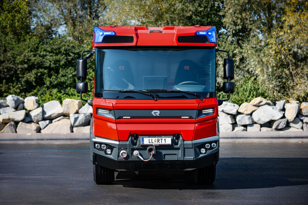 Rosenbauer: Rosenbauer bringt mit dem RT keine Weiterentwicklung eines bestehenden Fahrzeugkonzeptes auf den Markt, sondern hat das Feuerwehrfahrzeug völlig neu gedacht und innovativ umgesetzt. Revolutionär sind insbesondere die Antriebstechnik, die Fahrzeugarchitektur, die Bedienbarkeit und die Konnektivität, die den RT für den Feuerwehralltag der Zukunft fit machen. Credit: Rosenbauer, © Aussender (24.09.2020) 