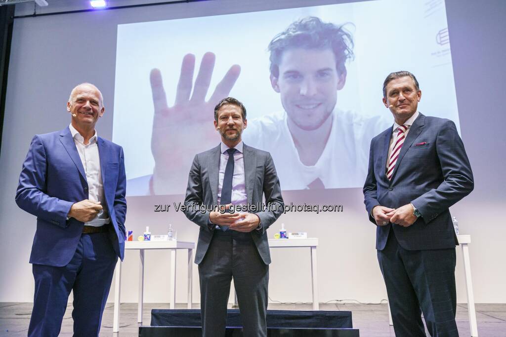 Turnierdirektor Herwig Straka, Erste-Bank-Privatkundenvorstand Thomas Schaufler und Wirtschaftsstadtrat Peter Hanke mit dem zur Pressekonferenz aus Paris zugeschalteten Dominic Thiem (Bild: Bildagentur Zolles KG / Christian Hofer) (29.09.2020) 